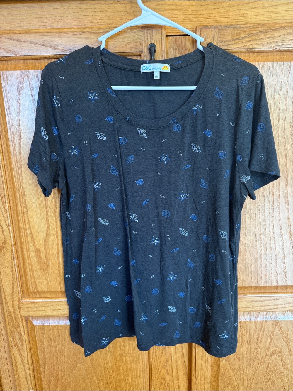 737 C&C California Large Charcoal Gray Coastal Seashell Starfish Print Tee - Picture 2 of 5